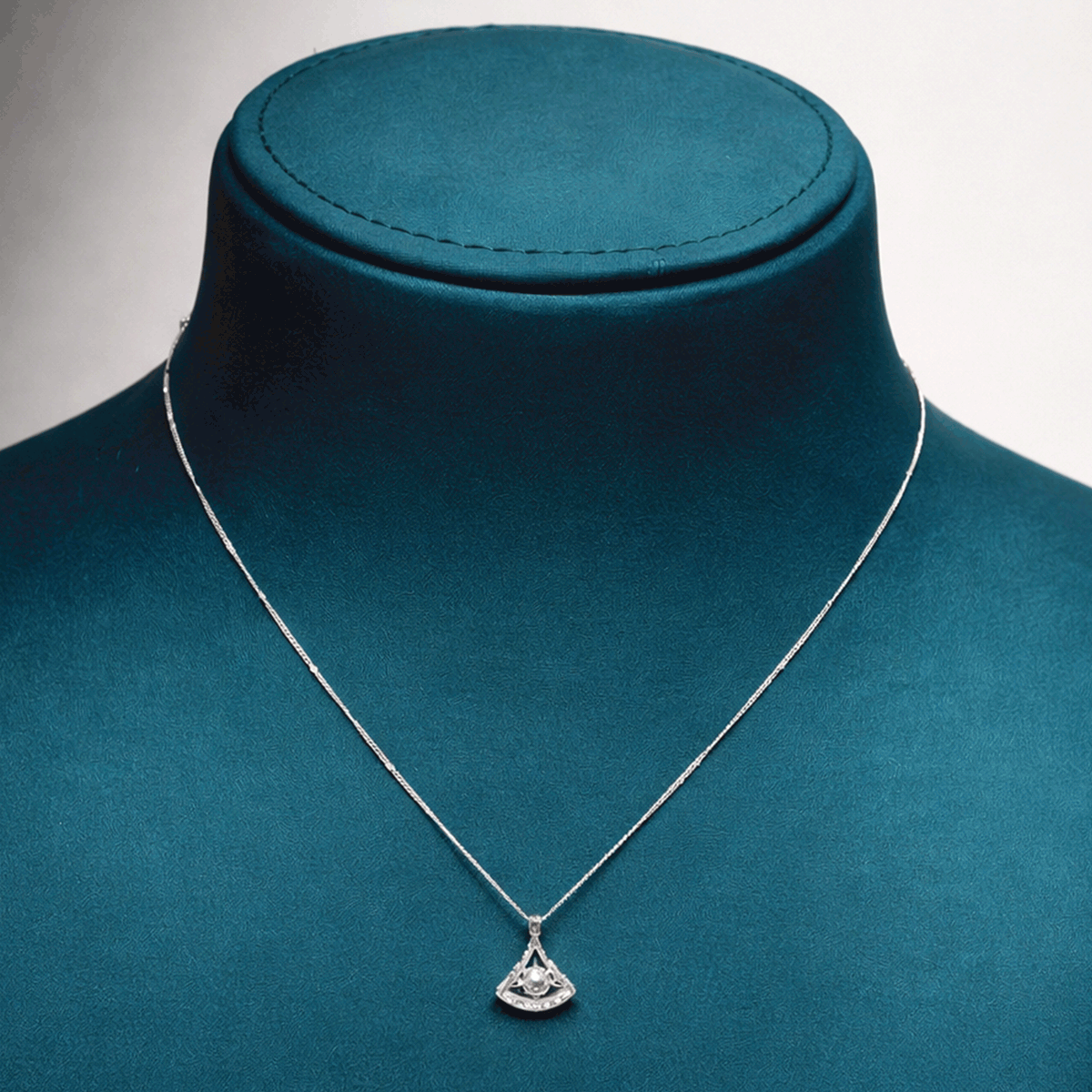 Everyday Chic Essential Chain
