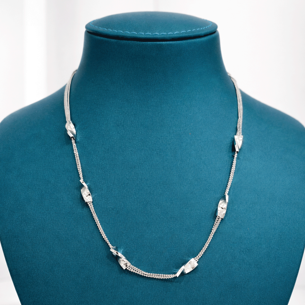 Everyday Chic Essential Chain