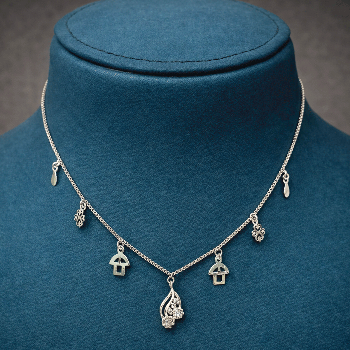 Everyday Chic Essential Chain