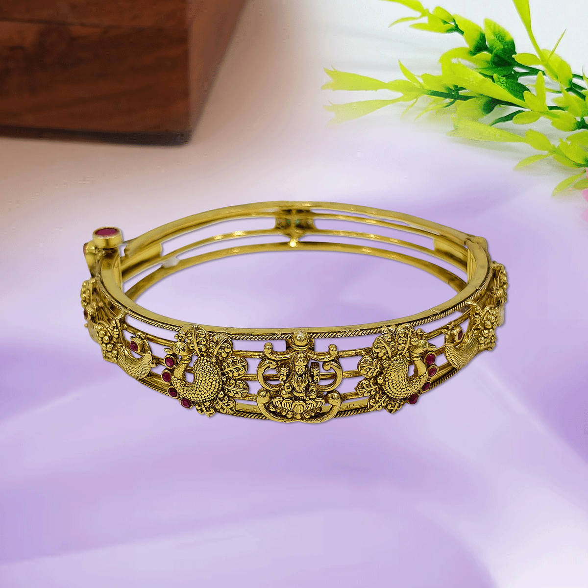 Elegant Solo Bangle