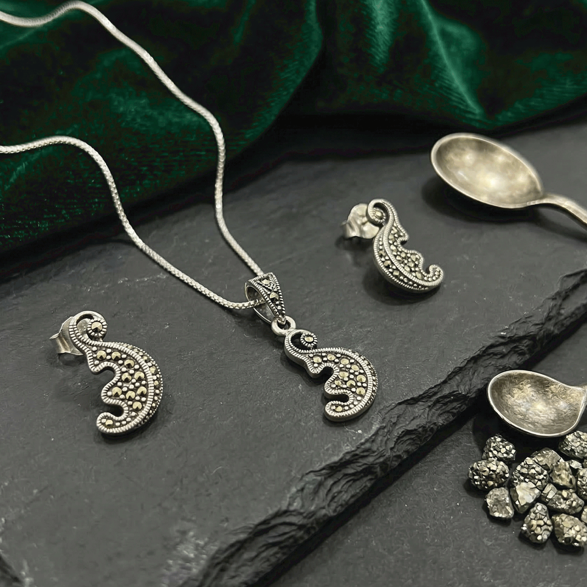 Charming  Pendant Set