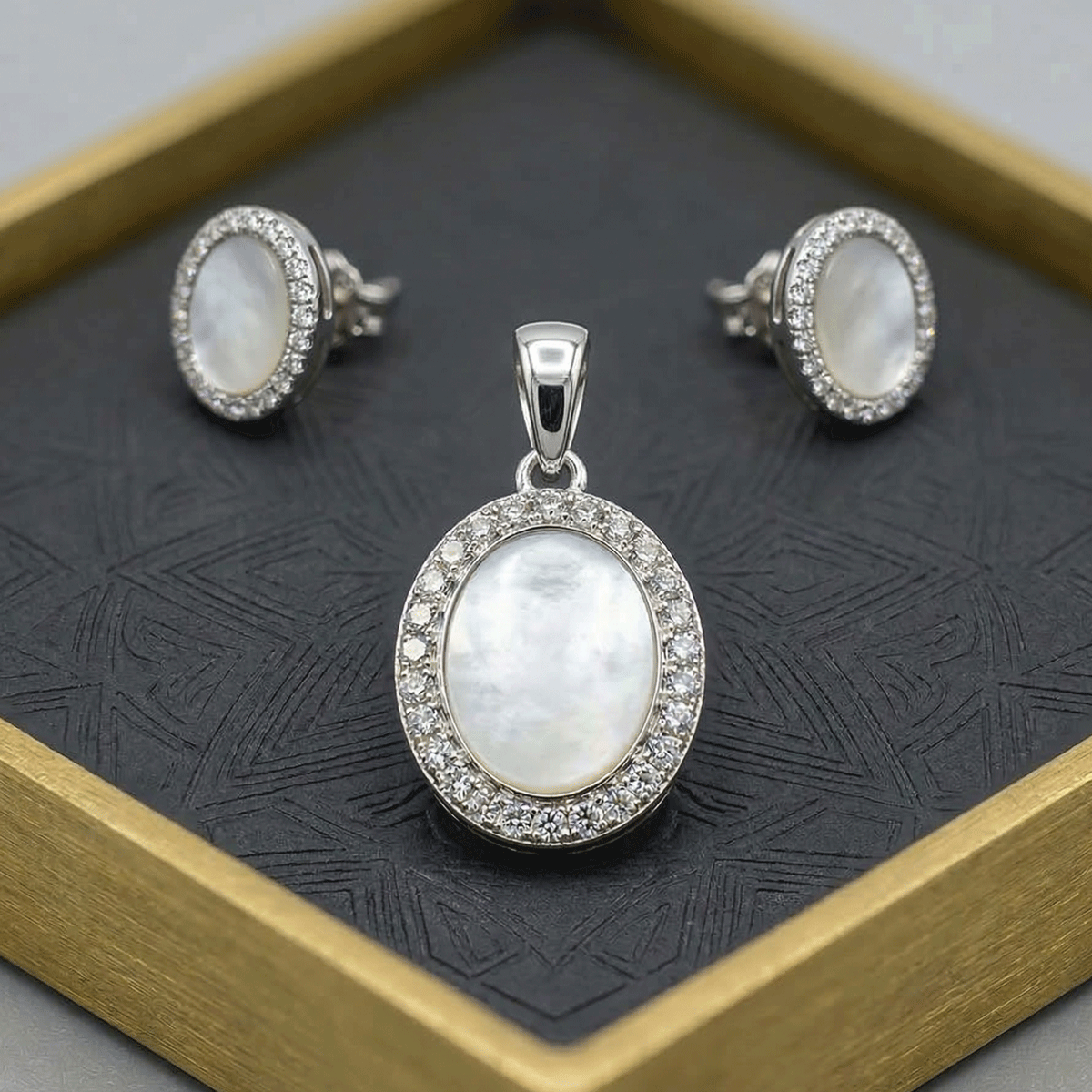 Charming  Pendant Set